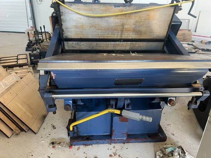 ML-1100 die-cutting and creasing machine Pic 1
