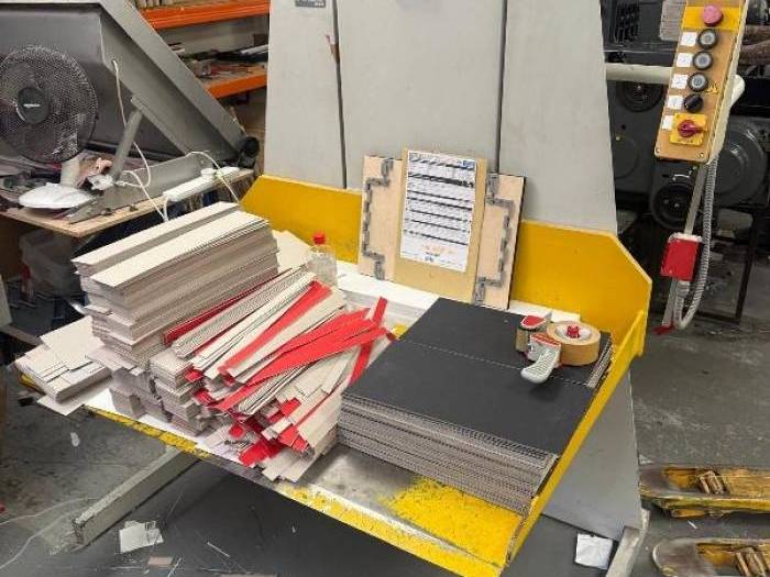 Polar LW1000-4 - Paper Stack Lifting Machine Pic 1