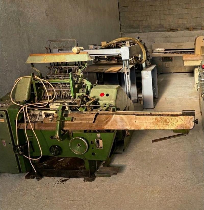 Polygraph 381  Sewing Machine Pic 2