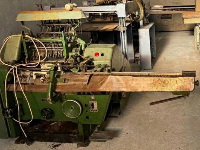 Polygraph 381  Sewing Machine Pic 1