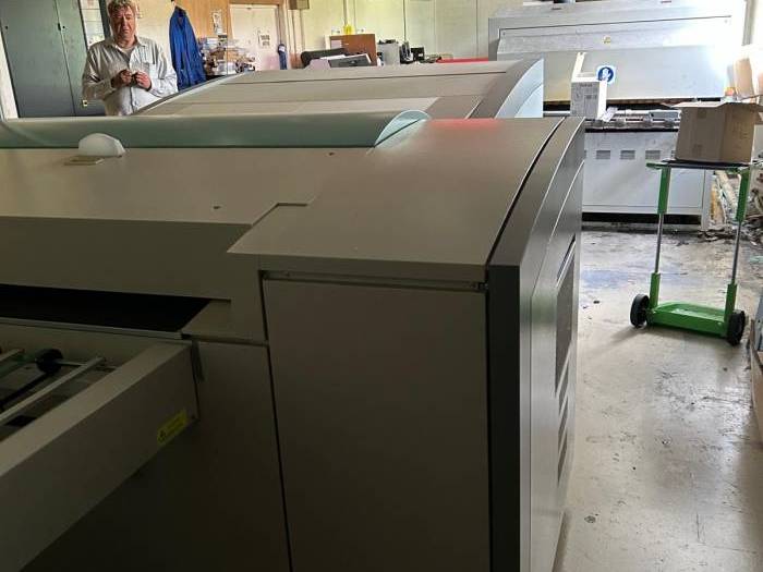 Screen PT-R 8600 E Pic 1
